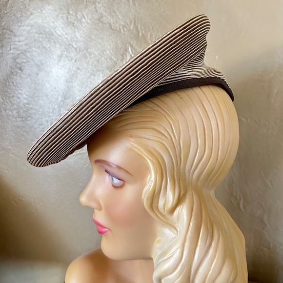 MARVELOUS 1940s' BEIGE/BROWN STRAW CIRCULAR TILT HAT WITH BROWN GROSGRAIN BUTTON - Picture 9 of 12
